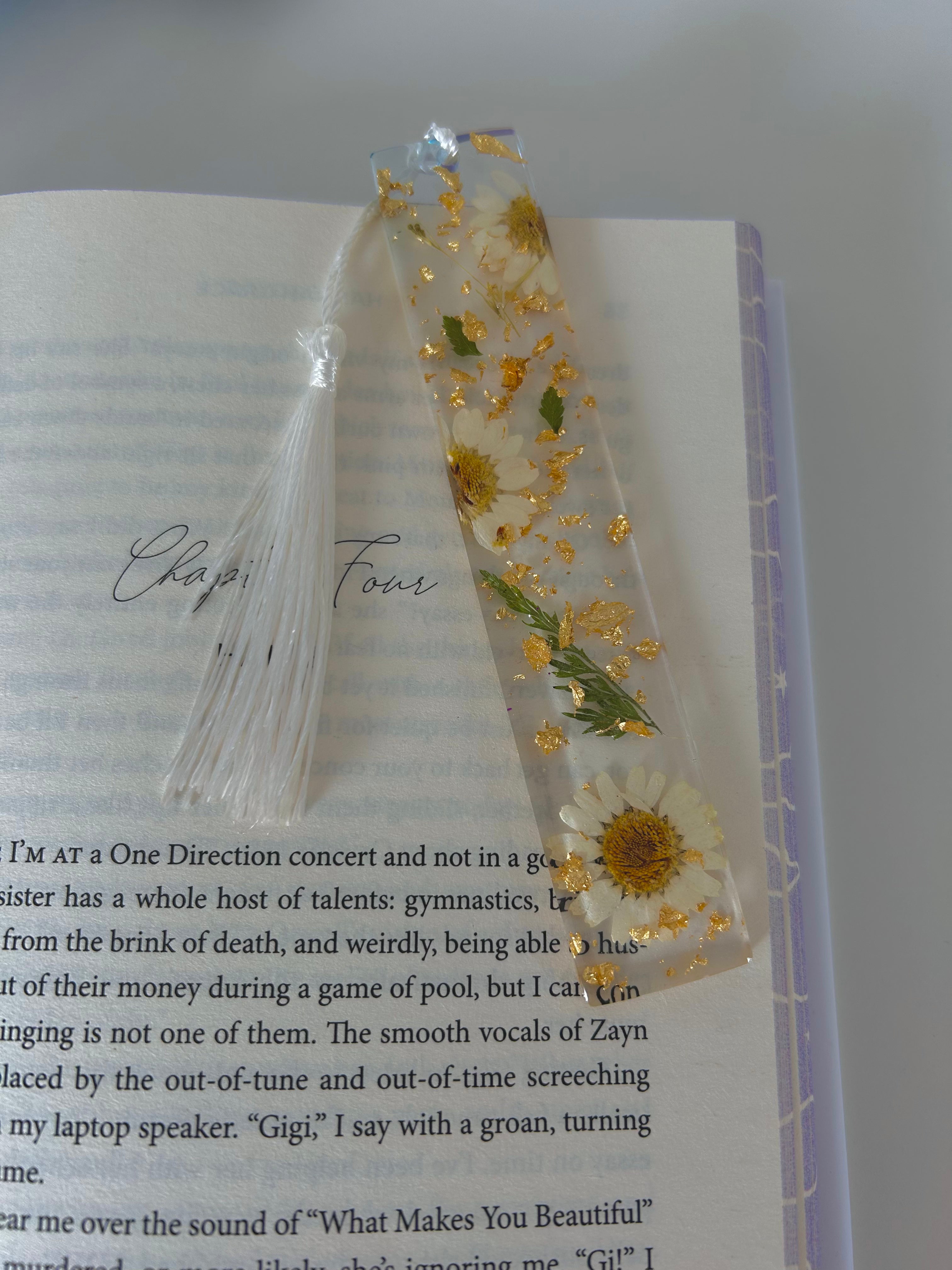 Golden Daisy Whisper, white Flower Resin Bookmark with gold leaf, Personalisable Name Gift.