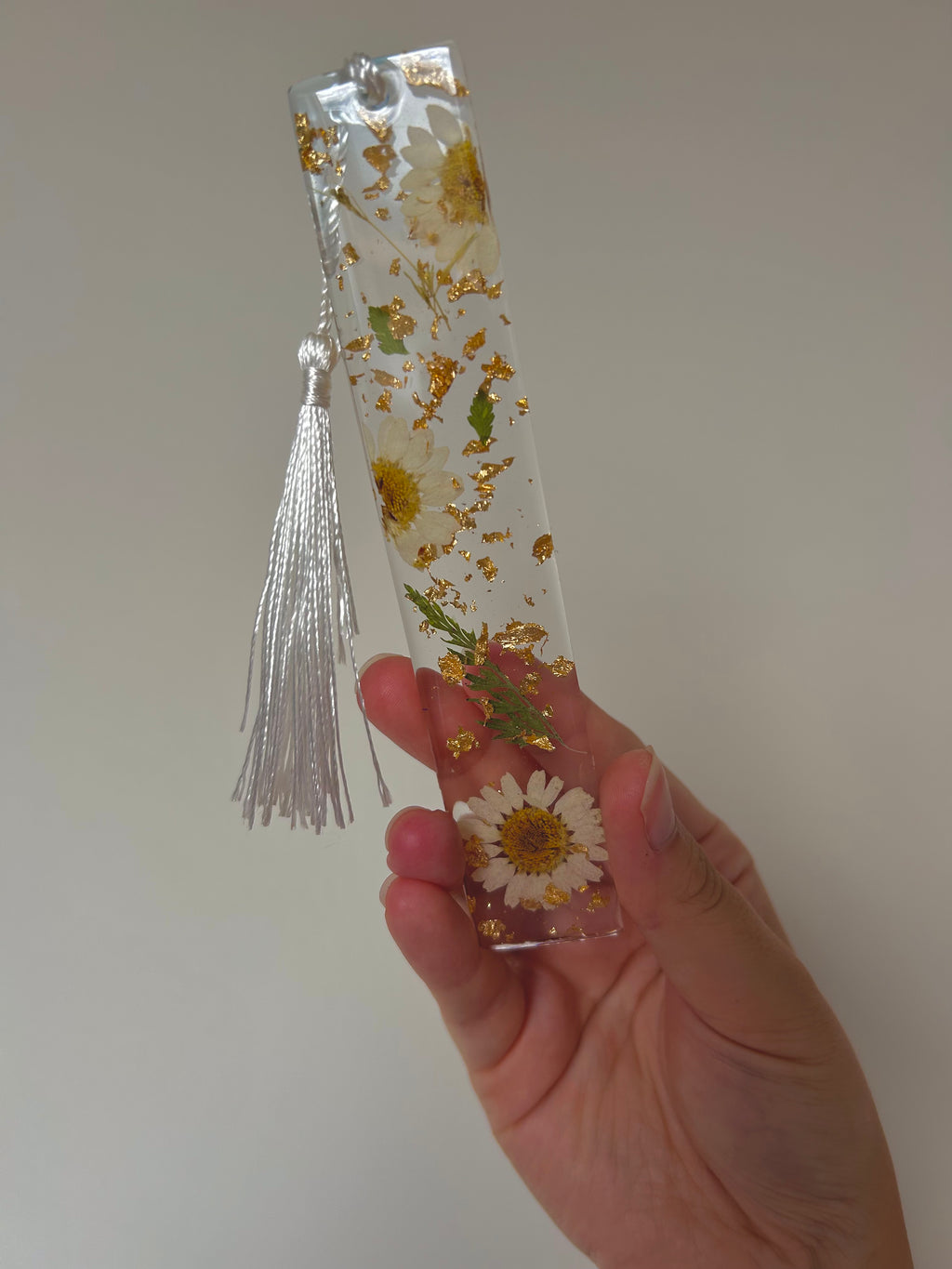Golden Daisy Whisper, white Flower Resin Bookmark with gold leaf, Personalisable Name Gift.
