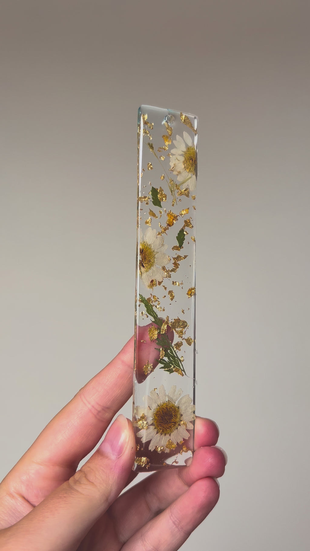 Golden Daisy Whisper, white Flower Resin Bookmark with gold leaf, Personalisable Name Gift.